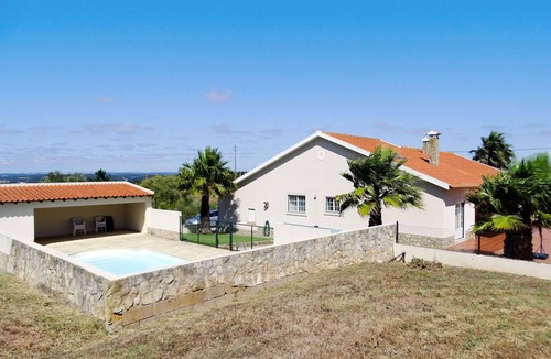 Torres Vedras House | Wonderful private villa for 8 guests with WIFI, private pool, TV, terrace, pets allowed and park.
