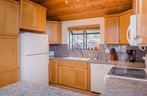 Mammoth Lakes Condo | Woodlands #3: 2BR/Loft/2BA Sleeps 8 Beautiful Mountain Retreat, Winter & Summer