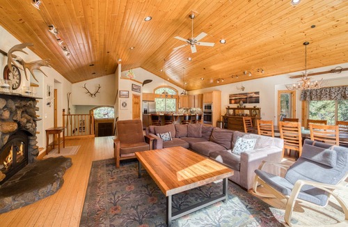 McKinney Estates House | Woodside By Tahoe Getaways - 4BR + Hot Tub + Pool Table + Dog OK