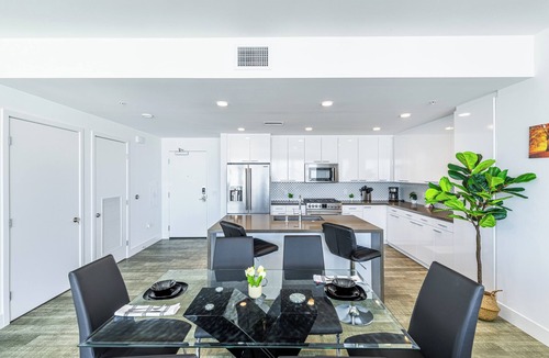 Downtown Los Angeles Apartment | WORLD CUP 3 Bedroom Lux Skyline DTLA High-Rise Apartment