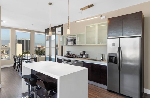 Downtown Los Angeles Apartment | WORLD CUP 3 Bedroom Lux Skyline DTLA High-Rise Apartment