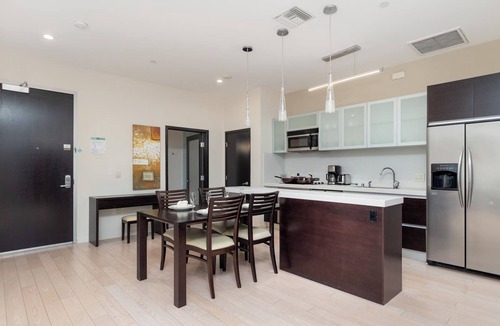 Downtown Los Angeles Apartment | WORLD CUP 3 Bedroom Lux Skyline DTLA High-Rise Apartment