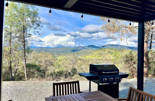 Coarsegold House | Yosemite Chalet, Spacious Tiny Home with Mountain Views!