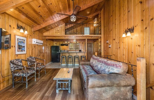 Bass Lake Hotel | Yosemite Retreat! Cozy Stay w/Lake & Nature Views