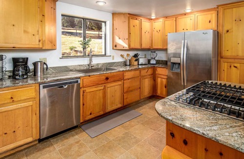 Midpines House | Yosemite Retreat for 14: 2 Homes, Private Lake