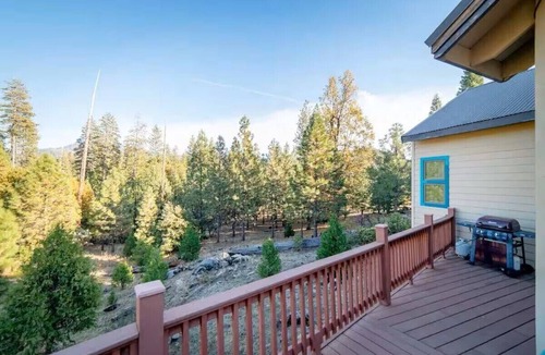 Foresta House | Yosemite Valley Retreat with BBQ, Full Kitchen & 2 Queen Beds