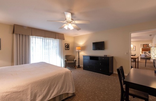 San Diego Country Estates Hotel | Your Nature Escape | 3 Units w/Kitchen, Balcony, Pool | Near Hiking Trails