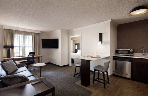 Raisin Hotel | Your Perfect Getaway in Fresno! Full Kitchen, Outdoor Pool, Pets Allowed!