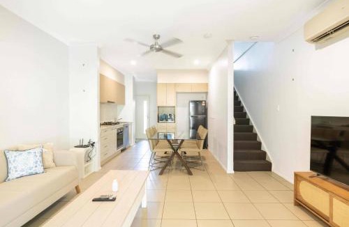 Gold Coast House | Zen Garden - Serene Townhouse