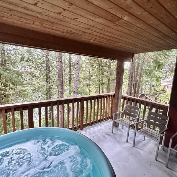 Cozy 2 Bedroom Waterfront Cottage with Hot Tub!