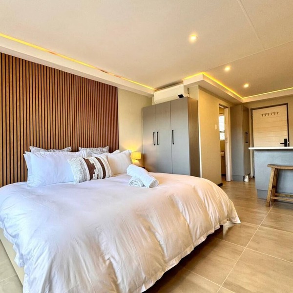 Newly renovated, charming studio in central Jeffreys Bay with AC, WiFi, parking