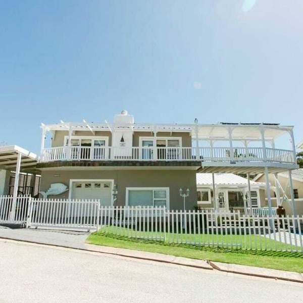 Pet-Friendly Jeffreys Bay Beach House with Private Pool, 50m to Beach - Sleeps 7