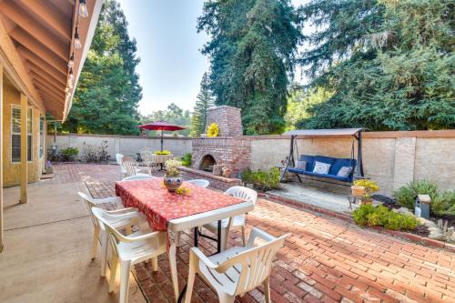 1 Mi to Applegate Park Zoo: Pet-Friendly Home