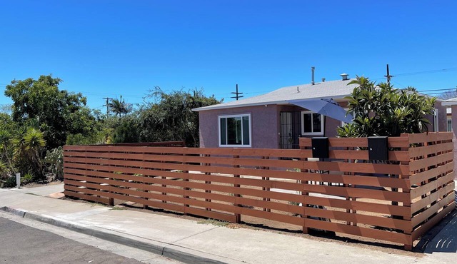 10 Min to Downtown, tranquil 2 BR House with patio and deck, free parking
