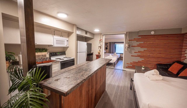 1062 Instant Book · Stay Together Suites on The Strip - 5 Comfy BEDS!