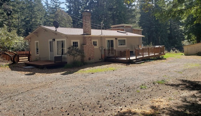 12 minutes to Mendocino Family-sized home with large deck with grill and seating
