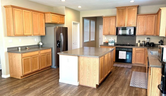 16 Guest- CA King Bed, RV Parking