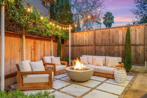 1884 Elegant Home Fire Pit, Tesla Tech, Near DT
