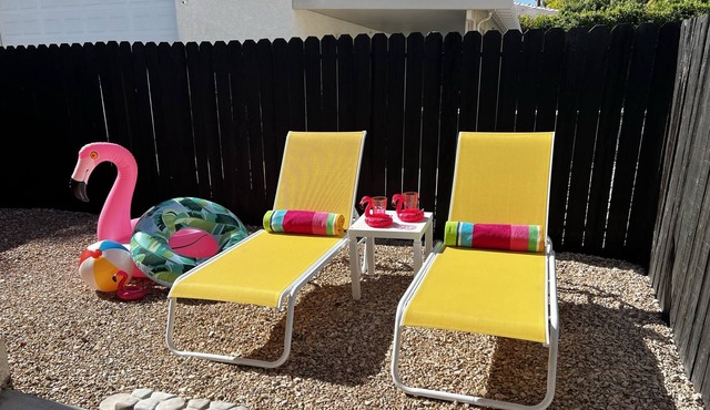 1Bd/1Ba Cozy, Private Guest House with own yard, pool and parking