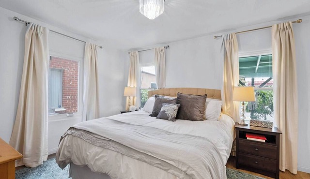 2 Bed/2 Bath Dog Friendly Blocks from the Ocean!
