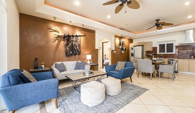 2 Bedroom 2.5 bath Spacious Condo1min walk to Beach in Tamarindo Center Sleep 6
