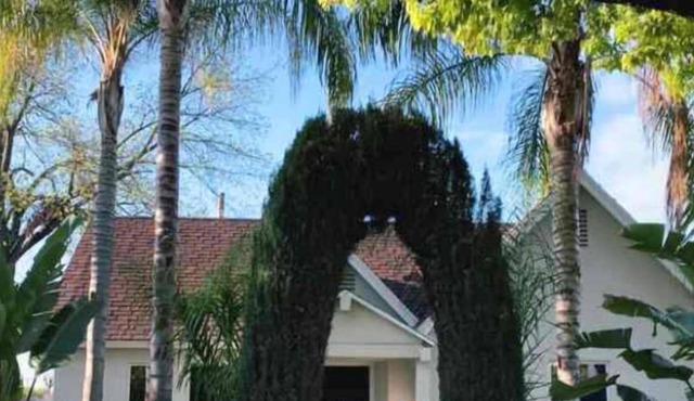 2-bedroom house in charming Fresno with WiFi, AC, fitness room
