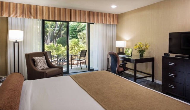 2 Comfortable Room with Heated Pool, Free Breakfast & Parking in Palo Alto
