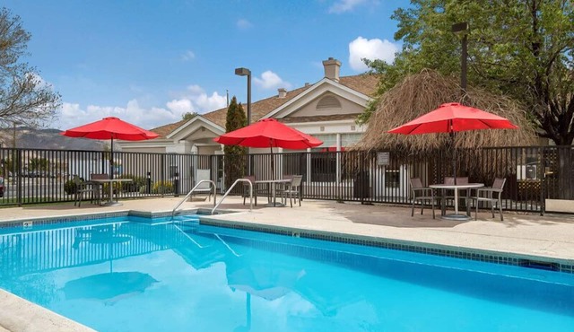 2 Family-friendly Units with Full Kitchens, Outdoor Pool, Free Breakfast!