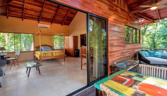 2 minute walk to beach at National Park and restaurants. Perfect for couples and solo travelers.