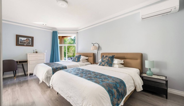 2 queen bed in a shiny room with a private bathroom,10min to YVR.