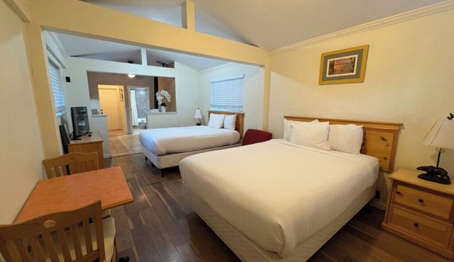 2 Queen bedroom cabin in South Lake Tahoe w/Full Kitchen and Jetted Bathtub