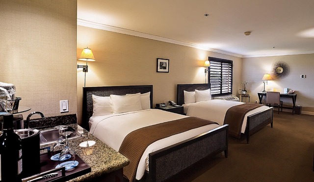 2 Queen Beds, Pool, Free Breakfast, Minutes To The Tech Museum of Innovation!