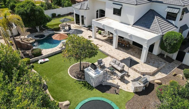 2 Separate Game Rooms, Heated Pool, Spa, Basket Ball, Putt-Putt, Trampoline!