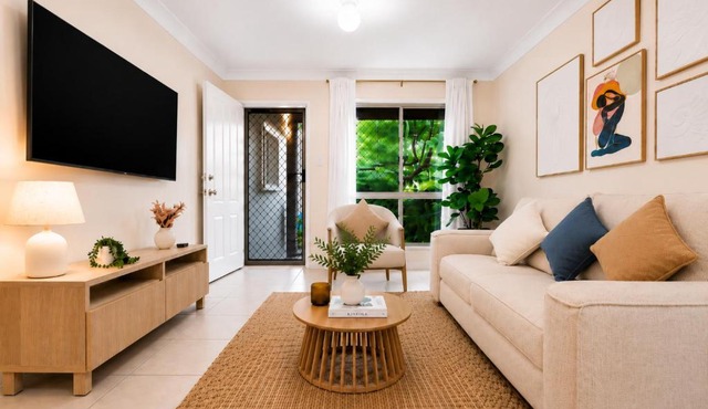 2-Storey 3BR Haven - Sleeps 8 - Free Parking & Gym