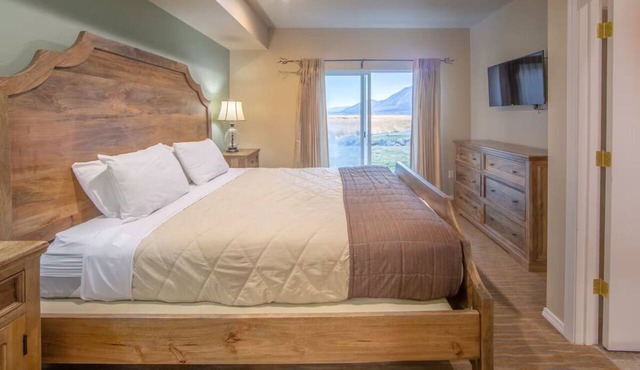 2 Units with 2 Queen Beds | Modern Stay w/Historic & Therapeutic Hot Springs