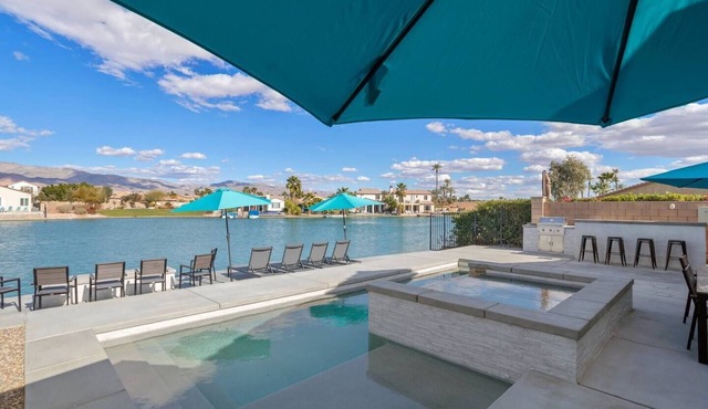 2 Villas Lakeside 8BR, 14 Beds, 24 Guests