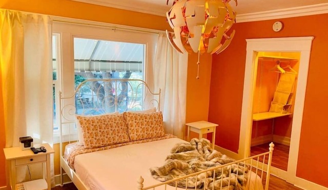 201 · Peachy Suite | Downtown Retreat
