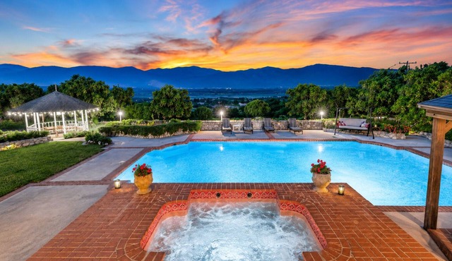 25% Off Aug 27-30 Great 4 Families -Pool, Jacuzzi*