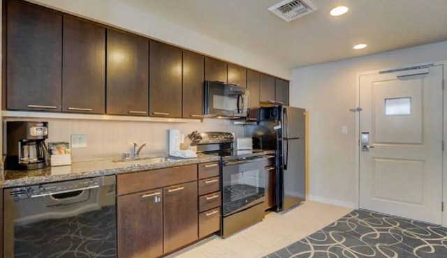 2BD Vegas Condo w/Pool, Hot tub, Gym, Grills, WiFi