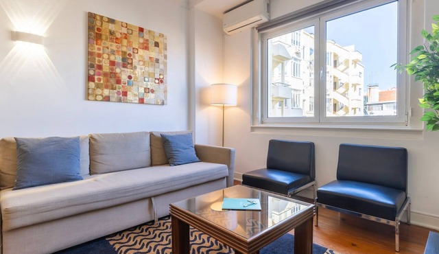 2BDR Apt with Full Kitchen on Avenida da Liberdade in Lisbon