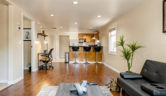 *2bdr Victorian Home away from Home - *Central Loc