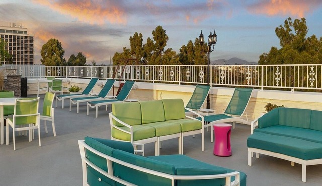 2br Deluxe w/Balcony in Historic Hotel San Diego