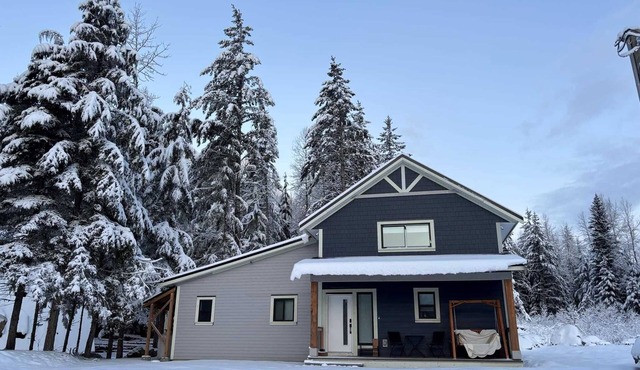 3-bdrm cozy cabin in gorgeous Sunshine Valley w/the comforts of home in nature.