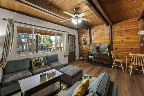 3 Bears - NEW Fireplace, Smart TV, Gambrel style cabin