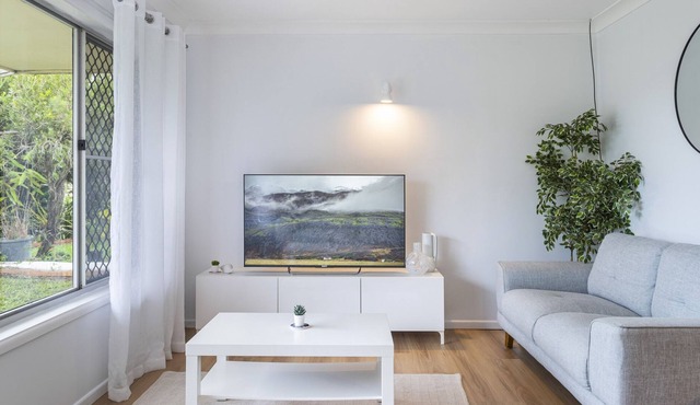 3-Bed Home with Spacious Garden, BBQ & Fireplace