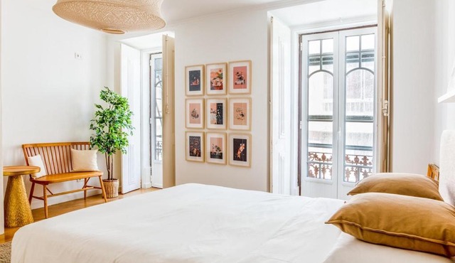 3-bedroom Apt with Private Patio in Cacilhas by Lisbeyond