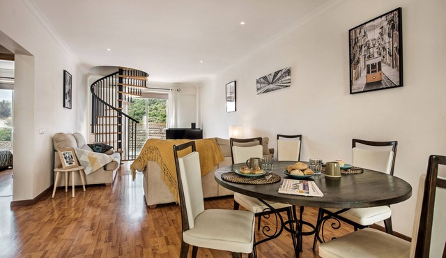 3 Bedroom Condo, Air-con, Pool, fast WiFi, 7 mins walk to Carvoeiro Beach!