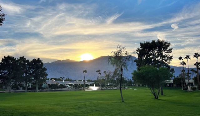 3-Bedroom Corner Unit w. Mountain View