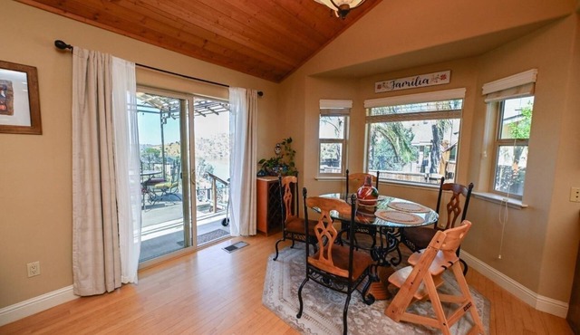 3-bedroom Lake House on Millerton Lake! Strong wifi and close hiking trails.
