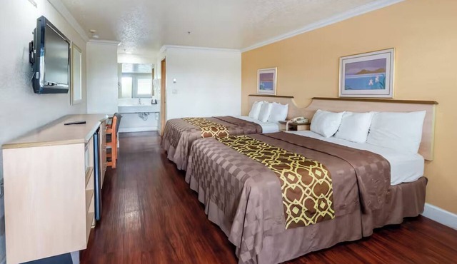 3 Convenient Guest Rooms w/Seating Area Near J G Boswell Community Park